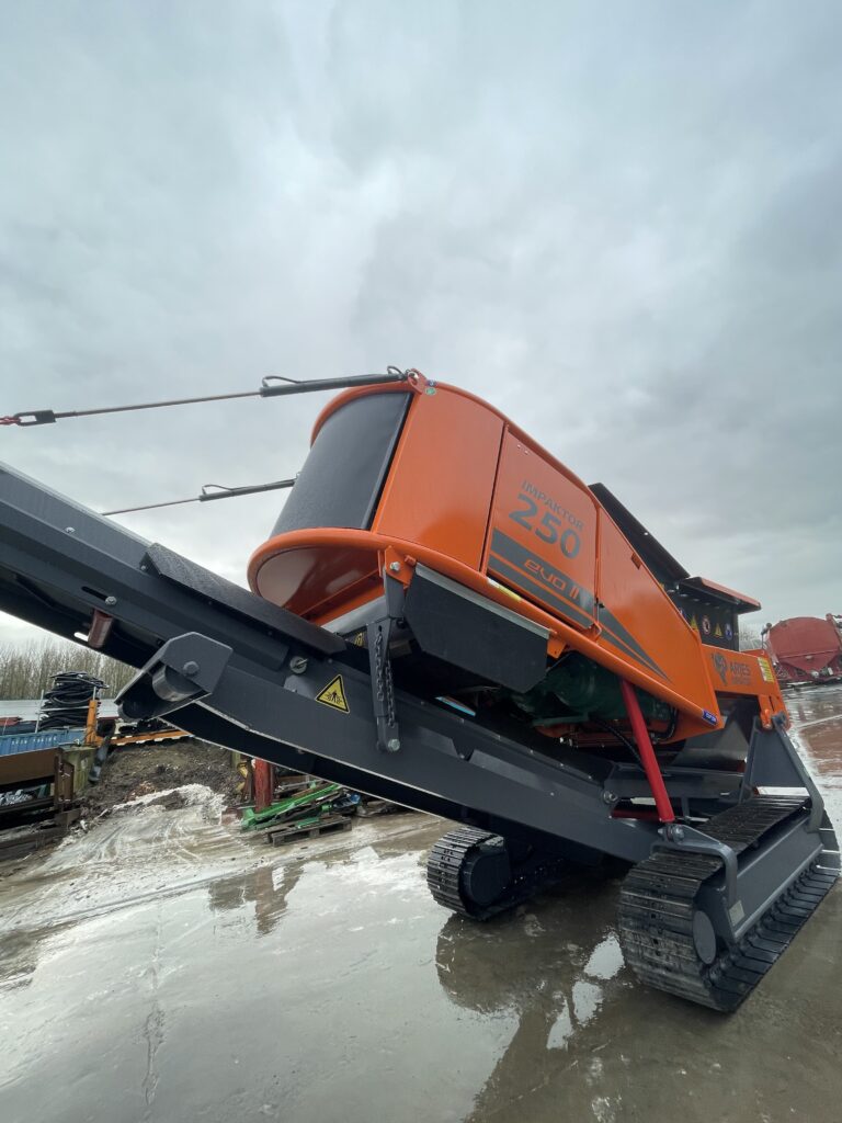 Zijaanzicht van de Arjes 250 impaktor evo II waarbij de halfronde radiatorkap duidelijk zichtbaar is.