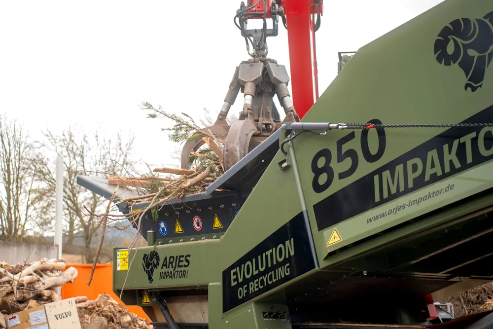 Arjes Impaktor 850 tijdens de verwerking van houtafval en biomassa.